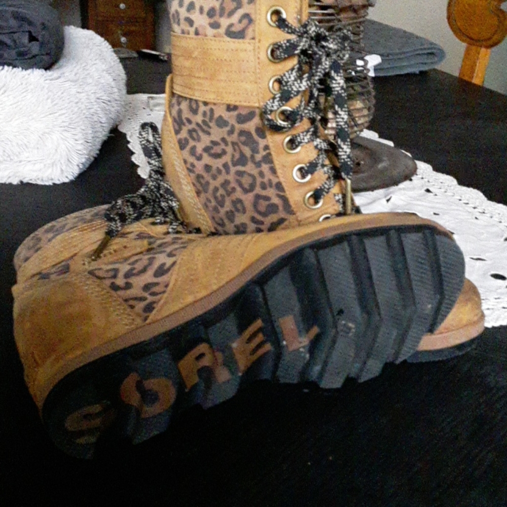 Sorel wedge cheetah boots